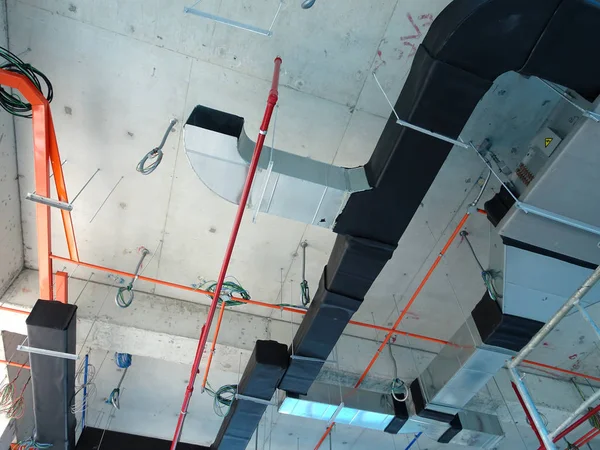 Kuala Lumpur, Malezya-7 Ağustos 2017: Klima boruları ve soğutucu borular sistem ve beton levha asılı. Yüklü ve diğer hizmetleri ile birlikte koordine. 