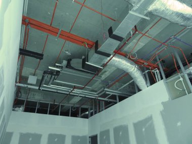 Kuala Lumpur, Malezya-7 Ağustos 2017: Klima boruları ve soğutucu borular sistem ve beton levha asılı. Yüklü ve diğer hizmetleri ile birlikte koordine. 