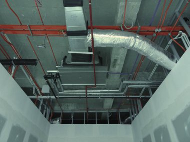 Kuala Lumpur, Malezya-7 Ağustos 2017: Klima boruları ve soğutucu borular sistem ve beton levha asılı. Yüklü ve diğer hizmetleri ile birlikte koordine. 