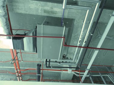 Kuala Lumpur, Malezya-7 Ağustos 2017: Klima boruları ve soğutucu borular sistem ve beton levha asılı. Yüklü ve diğer hizmetleri ile birlikte koordine. 