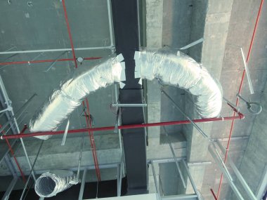 Kuala Lumpur, Malezya-7 Ağustos 2017: Klima boruları ve soğutucu borular sistem ve beton levha asılı. Yüklü ve diğer hizmetleri ile birlikte koordine. 