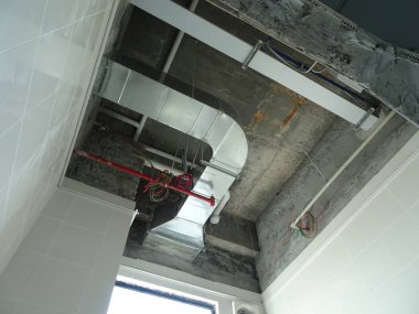 Kuala Lumpur, Malezya-7 Ağustos 2017: Klima boruları ve soğutucu borular sistem ve beton levha asılı. Yüklü ve diğer hizmetleri ile birlikte koordine. 