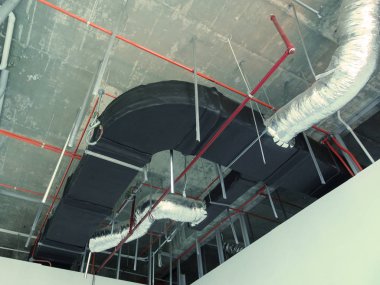Kuala Lumpur, Malezya-7 Ağustos 2017: Klima boruları ve soğutucu borular sistem ve beton levha asılı. Yüklü ve diğer hizmetleri ile birlikte koordine. 