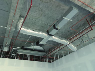 Kuala Lumpur, Malezya-7 Ağustos 2017: Klima boruları ve soğutucu borular sistem ve beton levha asılı. Yüklü ve diğer hizmetleri ile birlikte koordine. 