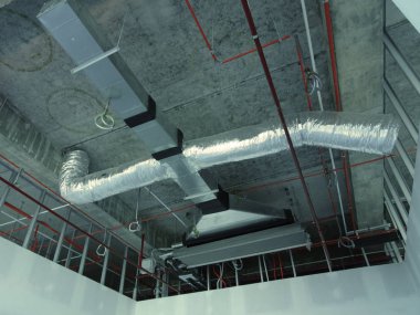 Kuala Lumpur, Malezya-7 Ağustos 2017: Klima boruları ve soğutucu borular sistem ve beton levha asılı. Yüklü ve diğer hizmetleri ile birlikte koordine. 