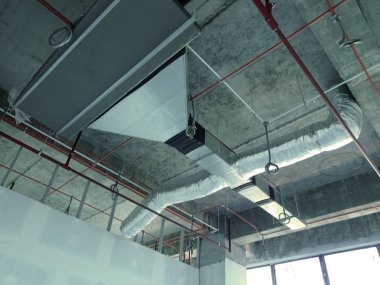 Kuala Lumpur, Malezya-7 Ağustos 2017: Klima boruları ve soğutucu borular sistem ve beton levha asılı. Yüklü ve diğer hizmetleri ile birlikte koordine. 