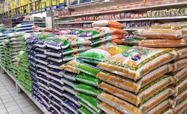 Kuala Lumpur, Malezya-5 Temmuz 2018: pirinç ambalaj içinde Satılık süpermarket içinde yığılmış.