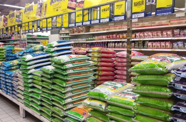 Kuala Lumpur, Malezya-5 Temmuz 2018: pirinç ambalaj içinde Satılık süpermarket içinde yığılmış.