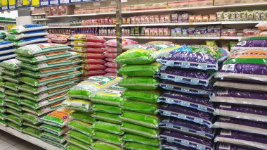 Kuala Lumpur, Malezya-5 Temmuz 2018: pirinç ambalaj içinde Satılık süpermarket içinde yığılmış.