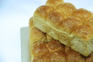 Beyaz arka plan karşı tepesi ile izole küçük tatlı çörek ekmek.