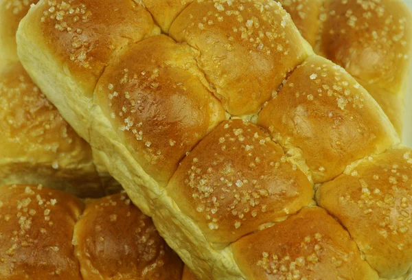 Pan Bollo Dulce Pequeño Aislado Con Cobertura Sobre Fondo Blanco —  Fotos de Stock