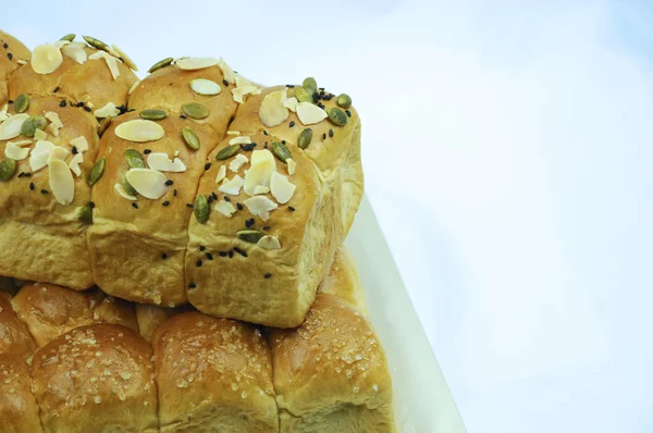 Isolierte Kleine Süße Brötchen Mit Belag Vor Weißem Hintergrund — Stockfoto