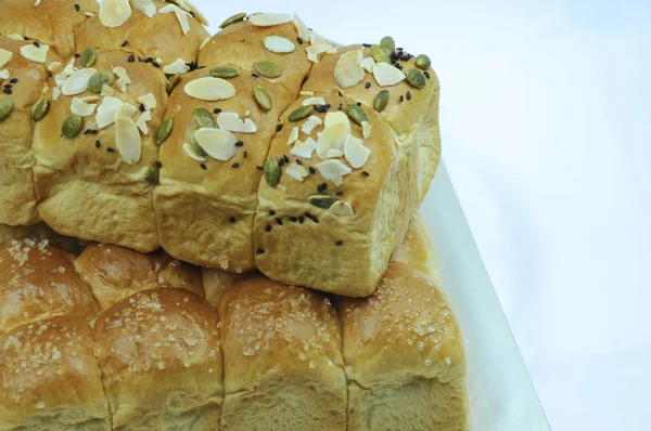 Isolierte Kleine Süße Brötchen Mit Belag Vor Weißem Hintergrund — Stockfoto