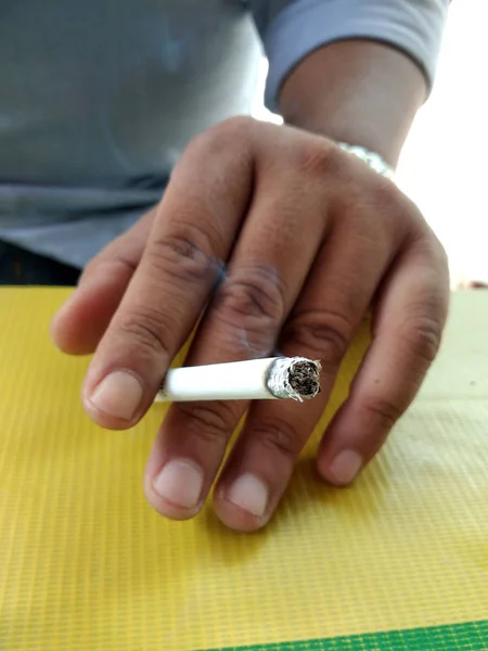 Uma Mão Gorda Segurando Cigarro Queimado Branco — Fotografia de Stock