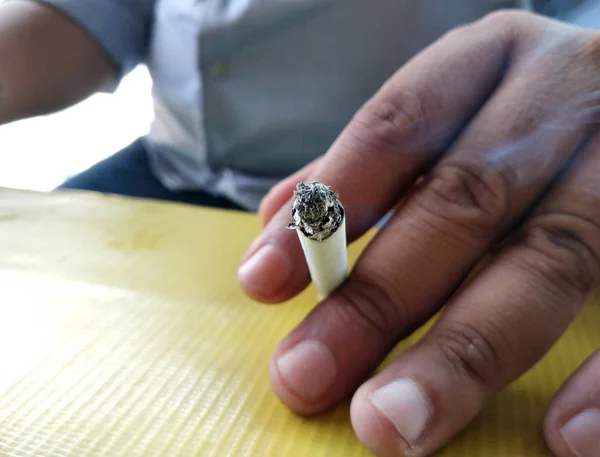 Uma Mão Gorda Segurando Cigarro Queimado Branco — Fotografia de Stock