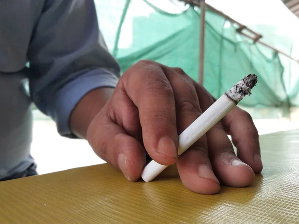 Uma Mão Gorda Segurando Cigarro Queimado Branco — Fotografia de Stock