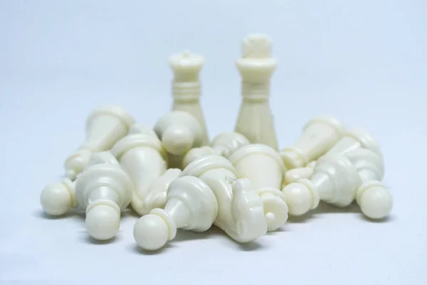 Weiße Schachfiguren Auf Weißem Hintergrund — Stockfoto
