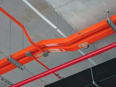 Kuala Lumpur, Malezya-Temmuz 23, 2018: elektrik Conduit & kablo tepsisi zemin soffit asılı yükler. Kablolama ve kablolama işleri devam ediyor.  