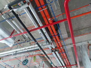 Kuala Lumpur, Malezya-Temmuz 23, 2018: elektrik Conduit & kablo tepsisi zemin soffit asılı yükler. Kablolama ve kablolama işleri devam ediyor.  