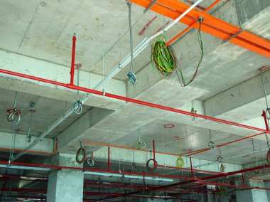 Kuala Lumpur, Malezya-Temmuz 23, 2018: elektrik Conduit & kablo tepsisi zemin soffit asılı yükler. Kablolama ve kablolama işleri devam ediyor.  