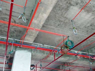 Kuala Lumpur, Malezya-Temmuz 23, 2018: elektrik Conduit & kablo tepsisi zemin soffit asılı yükler. Kablolama ve kablolama işleri devam ediyor.  