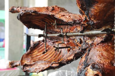 Ham kuzu eti oldu çeşitli baharatlarla karıştırılır ve geleneksel yöntemlerle ızgara. Kömür kullanılan baharat kokusu yükseltmek için kullanılır.