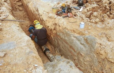 Kuala Lumpur, Malezya-Temmuz 31, 2018: yeraltı yarar ve hizmetler boru inşaat alanında siperlerde işçiler tarafından koydu. Boru eklem ve dirsek montajı devam ediyor. 