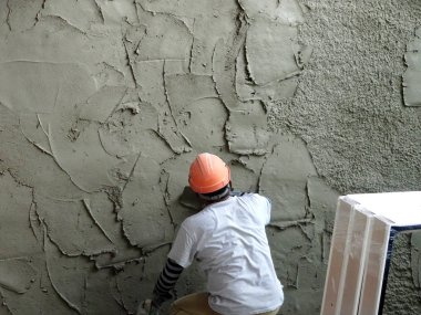 Kuala Lumpur, Malezya-23 Temmuz 2018: inşaat işçileri çimento kullanarak duvar sıvama alçı inşaat alanında. Onlar kötü olmasını önlemek için uygun güvenlik dişli giyiyorsun.  