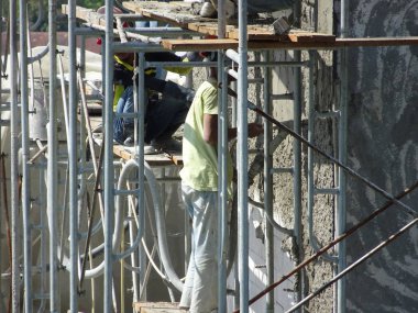 Kuala Lumpur, Malezya-23 Temmuz 2018: inşaat işçileri çimento kullanarak duvar sıvama alçı inşaat alanında. Onlar kötü olmasını önlemek için uygun güvenlik dişli giyiyorsun.  