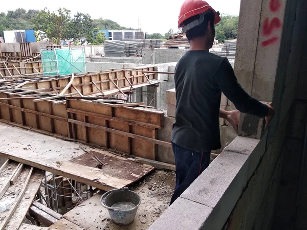 Kuala Lumpur Malajsie Dubna 2018 Cihlová Zeď Vztyčena Stavebními Pracovníky — Stock fotografie
