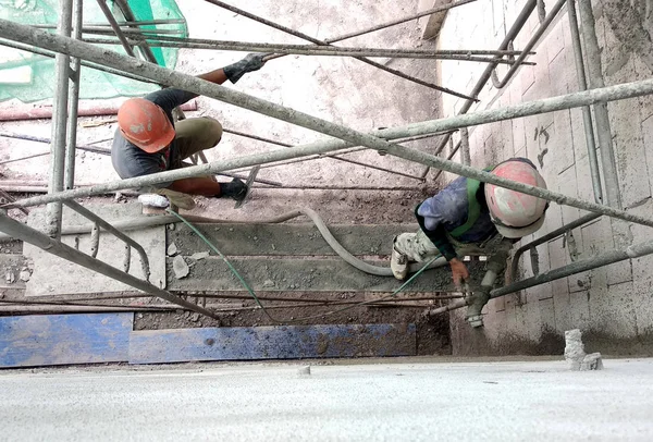 Kuala Lumpur Malaysia July 2018 Construction Workers Plastering Wall Using — Stock Photo, Image