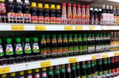 Kuala Lumpur, Malezya-10 Mayıs 2018: işlenmiş gıda ve sos şişede Paketli ve bir süpermarket raf düzenlenmiştir. 