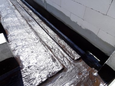 Kuala Lumpur, Malezya-25 Mayıs 2018: Betonarme döşeme üzerine inşaat işçileri tarafından uygulanan su yalıtım katmanı. Su betonarme döşeme altına girmesini önlemek için su yalıtım katmanı.   
