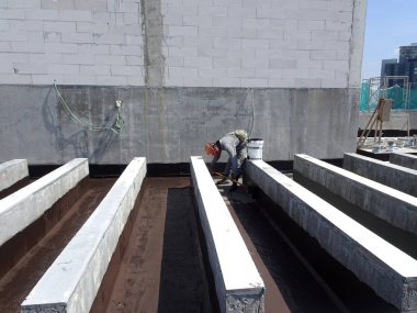 Kuala Lumpur, Malezya-25 Mayıs 2018: Betonarme döşeme üzerine inşaat işçileri tarafından uygulanan su yalıtım katmanı. Su betonarme döşeme altına girmesini önlemek için su yalıtım katmanı.   