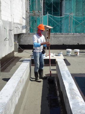 Kuala Lumpur, Malezya-25 Mayıs 2018: Betonarme döşeme üzerine inşaat işçileri tarafından uygulanan su yalıtım katmanı. Su betonarme döşeme altına girmesini önlemek için su yalıtım katmanı.   
