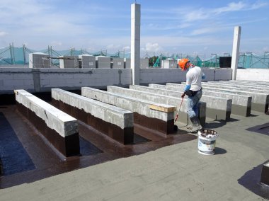 Kuala Lumpur, Malezya-25 Mayıs 2018: Betonarme döşeme üzerine inşaat işçileri tarafından uygulanan su yalıtım katmanı. Su betonarme döşeme altına girmesini önlemek için su yalıtım katmanı.   