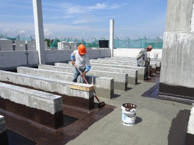 Kuala Lumpur, Malezya-25 Mayıs 2018: Betonarme döşeme üzerine inşaat işçileri tarafından uygulanan su yalıtım katmanı. Su betonarme döşeme altına girmesini önlemek için su yalıtım katmanı.   