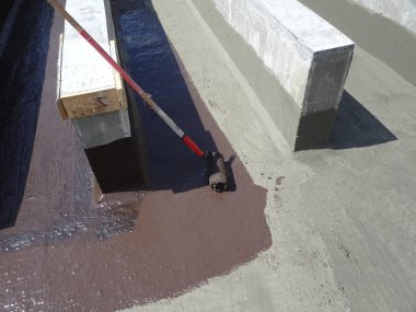 Kuala Lumpur, Malezya-25 Mayıs 2018: Betonarme döşeme üzerine inşaat işçileri tarafından uygulanan su yalıtım katmanı. Su betonarme döşeme altına girmesini önlemek için su yalıtım katmanı.   