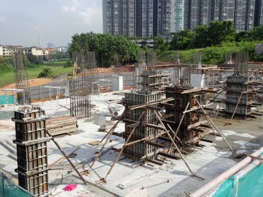 Kuala Lumpur, Malezya-8 Ocak 2018: inşaat çalışanları tarafından kurulan beton kolon için metal form çalışması. Maliyet ve süreyi kaydetmek için art arda kullanılabilir.