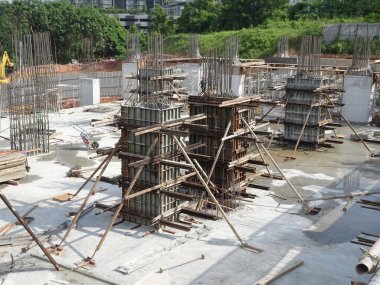 Kuala Lumpur, Malezya-8 Ocak 2018: inşaat çalışanları tarafından kurulan beton kolon için metal form çalışması. Maliyet ve süreyi kaydetmek için art arda kullanılabilir.