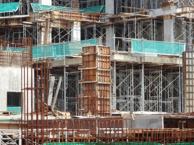 Kuala Lumpur, Malezya-8 Ocak 2018: inşaat çalışanları tarafından kurulan beton kolon için metal form çalışması. Maliyet ve süreyi kaydetmek için art arda kullanılabilir.