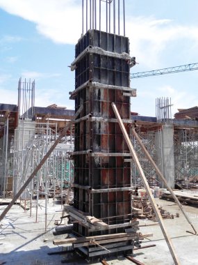 Kuala Lumpur, Malezya-8 Ocak 2018: inşaat çalışanları tarafından kurulan beton kolon için metal form çalışması. Maliyet ve süreyi kaydetmek için art arda kullanılabilir.