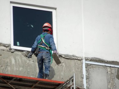 Kuala Lumpur, Malezya-23 Temmuz 2018: inşaat işçileri çimento kullanarak duvar sıvama alçı inşaat alanında. Onlar kötü olmasını önlemek için uygun güvenlik dişli giyiyorsun. 