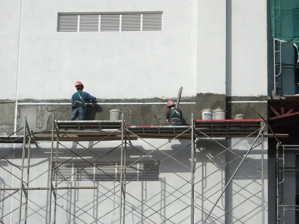 Kuala Lumpur Malasia Julio 2018 Trabajadores Construcción Que Enyesan Paredes — Foto de Stock