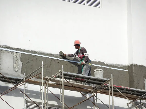 クアラルンプール マレーシア 2018 セメントを用いた壁を左官工事建設労働者が建設現場で石膏します 起こる不良を防ぐために適切な安全ギヤを身に着けている彼ら — ストック写真