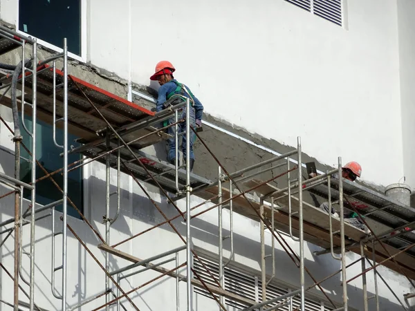 Kuala Lumpur Malasia Julio 2018 Trabajadores Construcción Que Enyesan Paredes — Foto de Stock