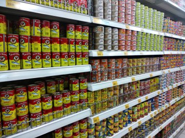 Kuala Lumpur, Malezya-03 Şubat 2018: Can Gıda düzenlenmiş bir süpermarket ardından raf, türleri ve markalar. 