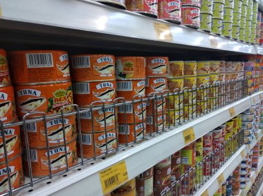 Kuala Lumpur, Malezya-03 Şubat 2018: Can Gıda düzenlenmiş bir süpermarket ardından raf, türleri ve markalar. 