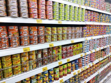 Kuala Lumpur, Malezya-03 Şubat 2018: Can Gıda düzenlenmiş bir süpermarket ardından raf, türleri ve markalar. 