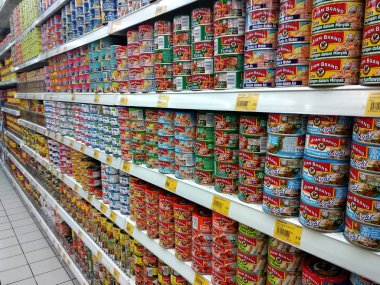 Kuala Lumpur, Malezya-03 Şubat 2018: Can Gıda düzenlenmiş bir süpermarket ardından raf, türleri ve markalar. 